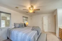Holiday Tree House - with community pool & golf! Shafer Butte Lookout US 366, ID 32 주변 호텔