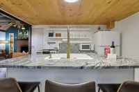 TWO CABINS in Hocking Hills! Lake, Hot tub, Horseshoes, Tetherball and More!