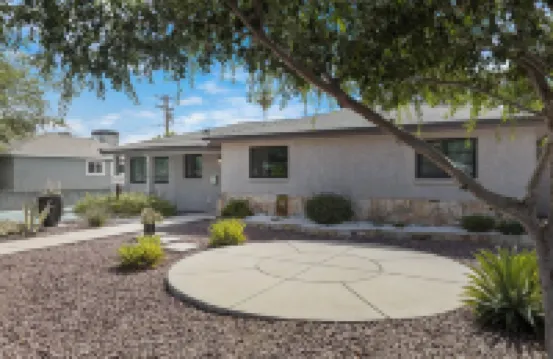 Martha's Getaway-Central PHX 5 bedroom/3bath-POOL