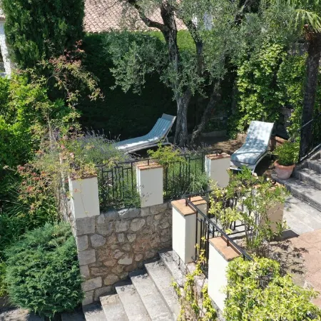 Apartment lux 1 bedroom, independent in villa, swimming pool, view Grasse and sea