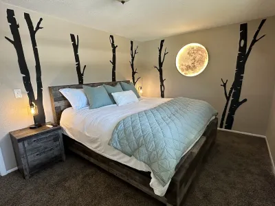 Newly Renovated ski themed home with brand new  furniture Dollar Tree附近的飯店