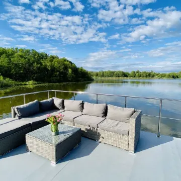 Luxury Houseboat with Many Extras Included