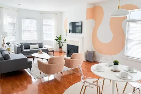 Lower East Side - 3 bed, 2 bathroom, 2 private parking spots Отели рядом с достопримечательностью «UWM English as a Second Language Program»