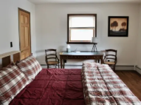 Spacious home in the Heart of 46 High Peaks on The AuSable River - 8-12 Guests Hotels in Keene