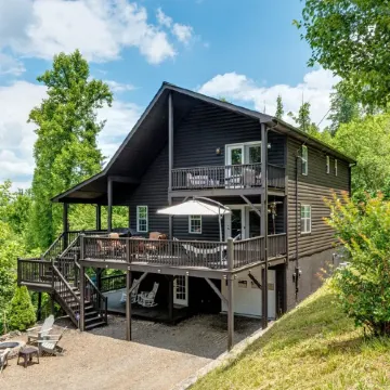 Spacious Mountain Cabin w/Beautiful View!! 3 King Beds & Spa!