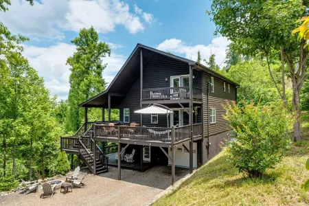 Spacious Mountain Cabin w/Beautiful View!! 3 King Beds & Spa!