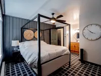 Carpenter Cottage - Renovated condo across from pond