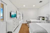 Luxury condo with stunning intracoastal water views, near downtown West Palm Bch
