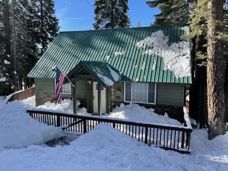 Almanor Lake House, Beach, Dock and Mooring Ball. Отели в г. Гамильтон Бранч