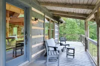 Bear Creek Cabin- 8 mi to Tiec, Hot Tub, Sleeps 7 - Pet Friendly
