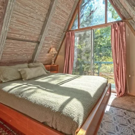Pet Friendly, 10 Guests, Walking Distance to Payette Lake/Downtown, Hot Tub!
