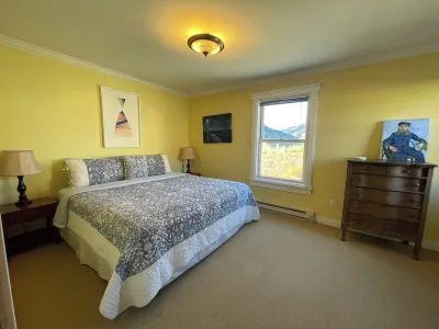 Creekside Side Pet Friendly Retreat
