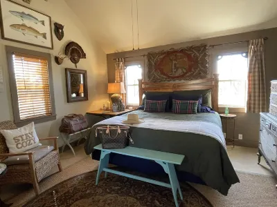 Byrd + Branch "Guest Favorite" King Cabin Near Downtown & Wine Trail, sleeps 3 Hotel dekat Grape Creek Vineyards