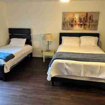 Creek Side Large 1 Bd Basement Apt in Roswell Rooms