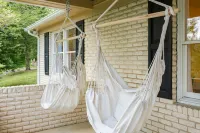 NEW Colorful Cottage + Hot Tub + Pets + 15 min to LAKE