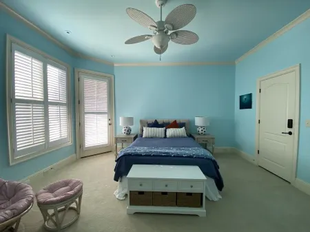 Vacation Resort:  Heated Pool,  Spa, Gym, Kitchen, Laundry, in Tranquil Setting