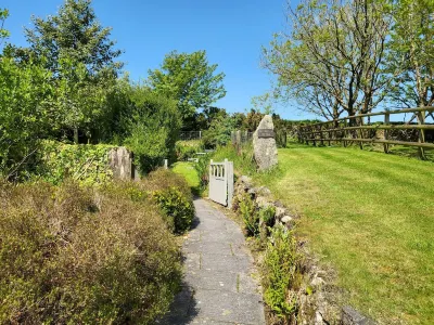 2 bedroom barn conversion on smallholding with alpacas, goats and pigs Hoteles cerca de Redruth