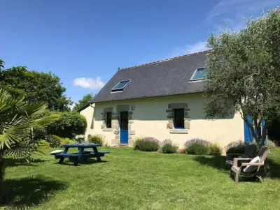 Charming house PLAGE de TRONOEN: countryside by the sea and absolute peace and quiet! Hotel in zona Pointe de la Torche