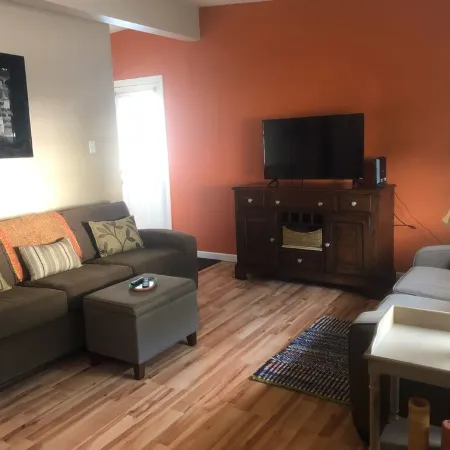 Sparkling clean bungalow close to campus
