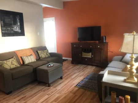 Sparkling clean bungalow close to campus