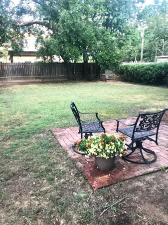 Walk Downtown, Charming 3 Br -2 King Beds, Porch, Fire Pit, Theatre, Fenced Yard