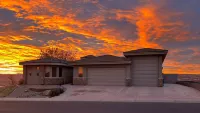 Getaway at Hopi; Luxury home w/secure garage parking for boat/trailer/toys