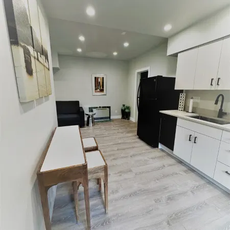 Outlaw Inn Unit 3. MODERN, newly remodeled unit, STEPS from Main Street!