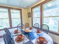 Private 14-Acre Mountain Estate - 3 Guest Homes - Ideal for Groups Hotels in Mars Hill