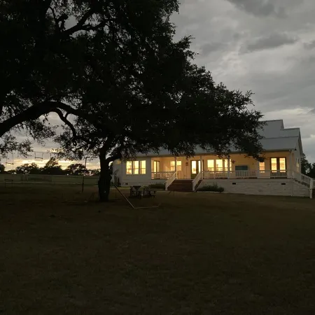 Spacious 4 Bedroom House - 3/4 Mile to Round Top Center!