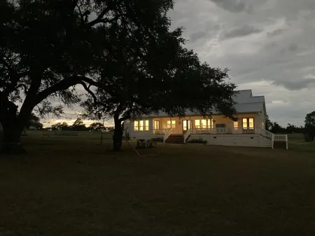 Spacious 4 Bedroom House - 3/4 Mile to Round Top Center!