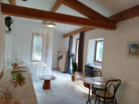 Dans un Écrin de Verdure , Mazet et Piscine Privée Sans Vis-à-vis
