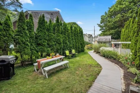 Family Friendly 2BR Home · Walk to Beach + Downtown Rockport · KING Bed Отели рядом с достопримечательностью «Motif #1»