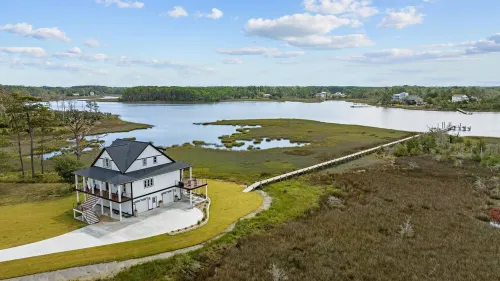 Summer Breeze beach and boaters retreat. Brand new house with tons of activities Hotels in Carteret County