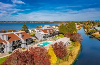 Water View From Every Window With Steps From The Beach Birch Bay State Park附近的飯店