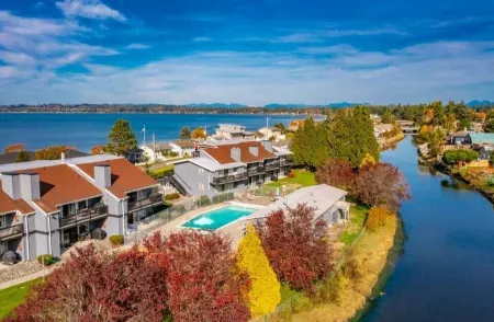 Water View From Every Window With Steps From The Beach Отели рядом с достопримечательностью «Парк штата Берч Бэй»