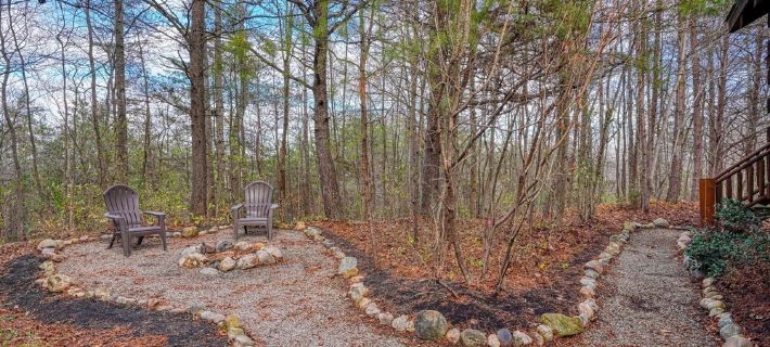 Quaint cabin nestled in the pines. Hotels in Hocking County