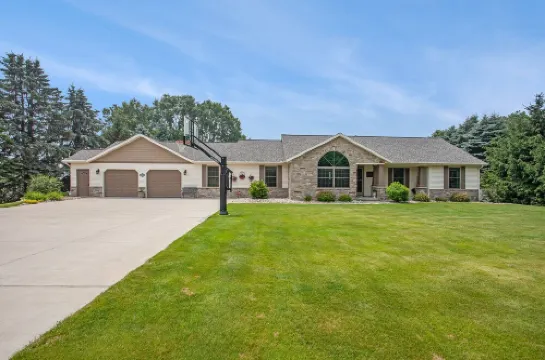 Private lakefront home. Sandy beach canoe, 2 kayaks. Pool, Spa & Pontoon rental.