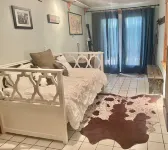Enjoy some R & R at this historic cottage in the best neighborhood in town! - 3 tähden