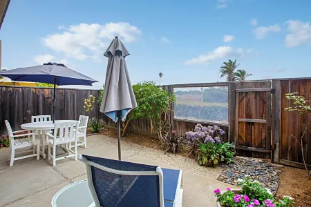 NEW! Discounted Rates! 3BD Beach Townhome in Community  w/Beach Access, Pool&Spa Отели в г. Солана Бич