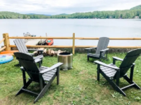 Family & Dog-Friendly Lakeside Retreat 15-Min to Mount Sunapee Hotels in Sunapee
