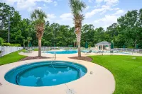 Spacious Pawleys Getaway, 3Br/3BA, Private End Unit, Lake & Pool Views, Peaceful