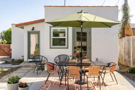 Dog Friendly Midtown Spanish Bungalow + EV charger Отели рядом с достопримечательностью «Эмма Вуд Стейт Бич»