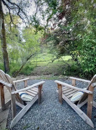 Enchanting Creekside Retreat: Your Downtown Oasis