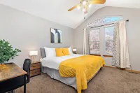 Oak Haven: 3 King Beds + 1 Queen Bed Fast Wi-Fi + FREE Parking - Sleeps 8 People
