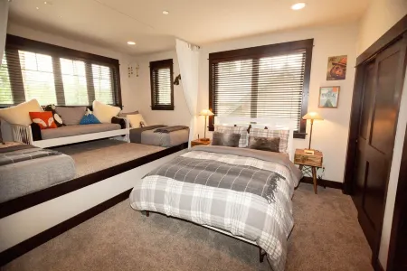 Center of Suncadia with Hot Tub, Games, Walkable, Close to Golf & Wedding Venues