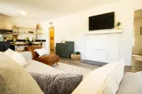 Cozy 2 Bed 2 Bath Retreat with Home Office. Near UT & DT Knoxville!