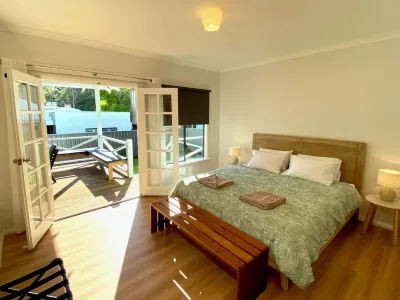 Town Hideaway- Spacious house by the river and town centre. Couples and groups.