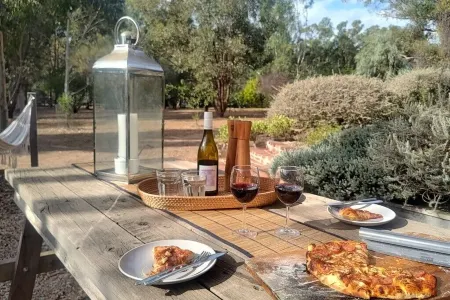 Muckleford Forest Cottage - Bush retreat, wood fire, pizza oven and stunning dam Отели рядом с достопримечательностью «Буда Хисторик Хоум & Гарден»