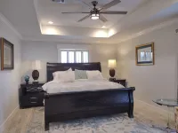 Totally Renovated  with Amazing Kitchen, Luxurious Master Suie and Private Pool Các khách sạn gần Crying Eagle Brewing Company