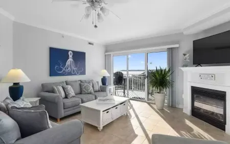 The Squiddly of Bahia Vista- spacious 3 Br/2bath